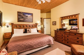 Independence Square Unit 309, Downtown Hotel Room with A/C in Aspen, Wet Bar & More